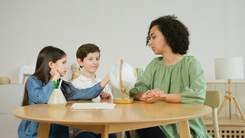Familia estudiando junta en casa - Educación familiar certificada
